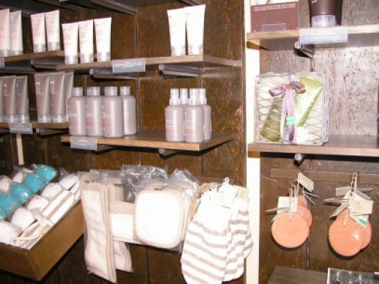 Gorjean cercetat pentru furt de cosmetice